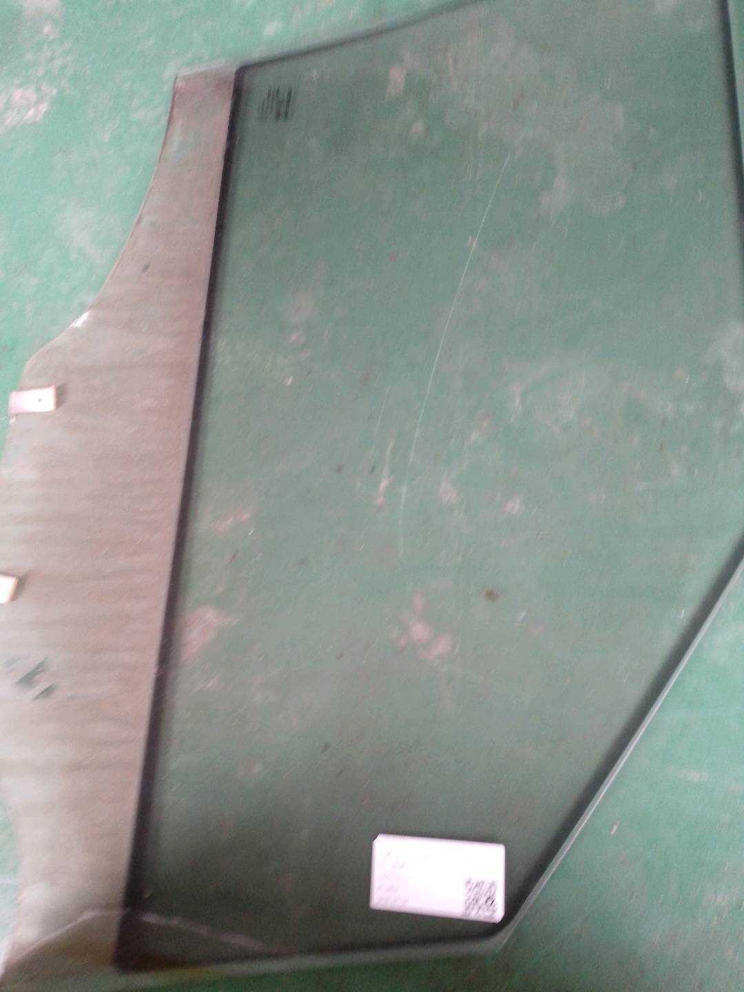 10056101 前门玻璃(左)