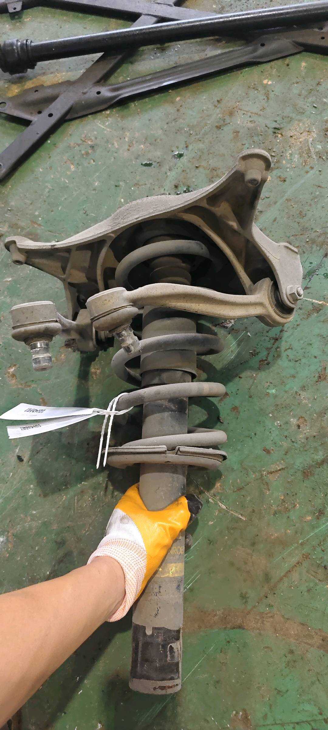 8R0413031BE 前减震器总成(右)