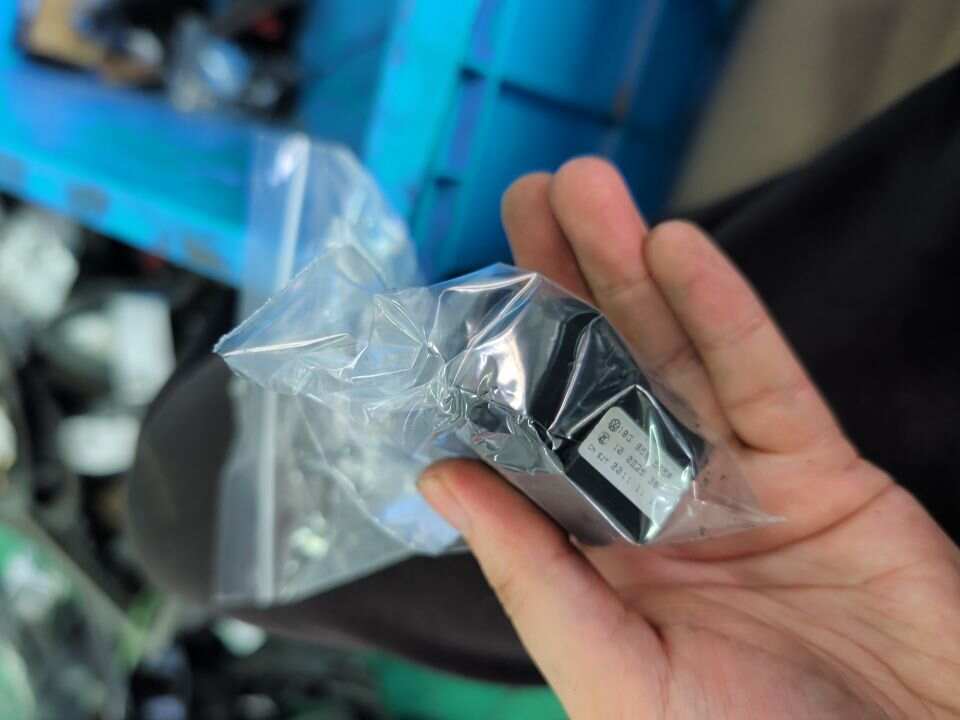 18G959565A 倒车镜调整开关