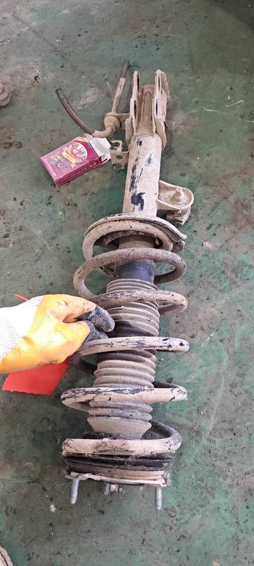 8891121726 右前减振器总成