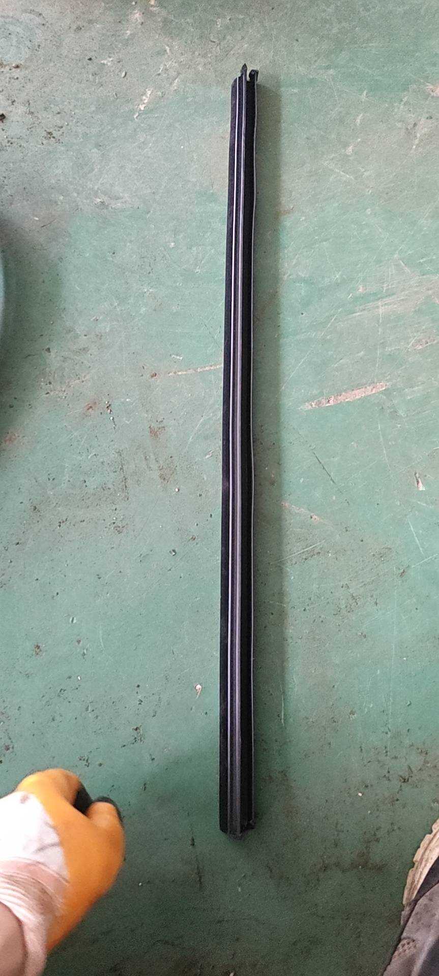1068051363 左后车门内水切