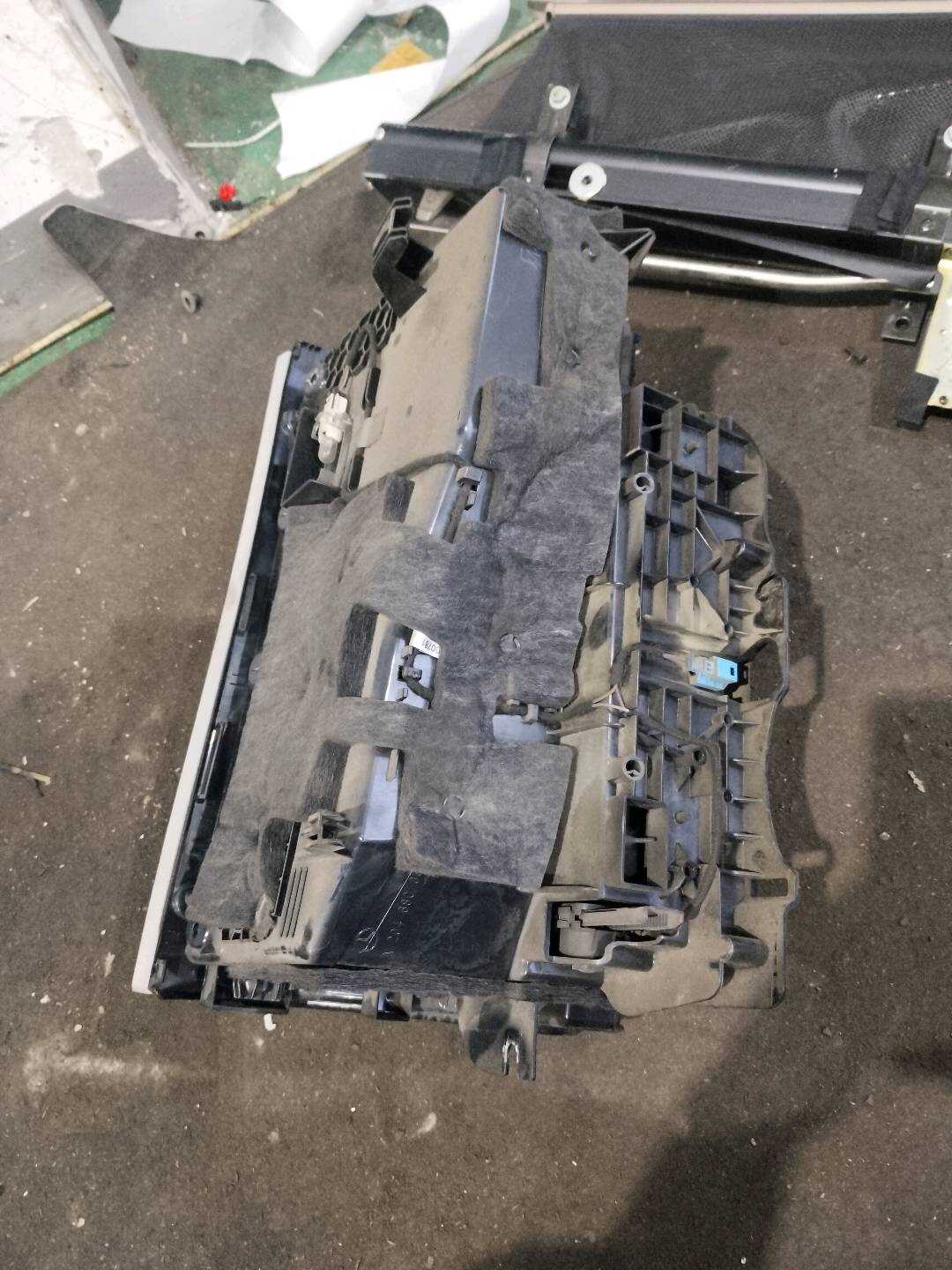A2046800310 Dashboard Glove Box