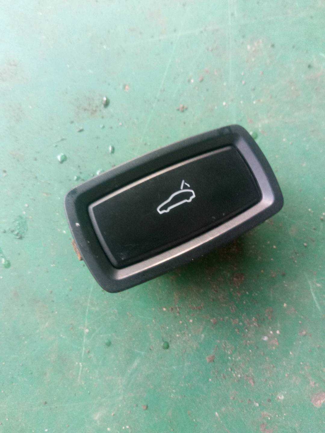 7PP959832F 尾盖开启开关（车内）