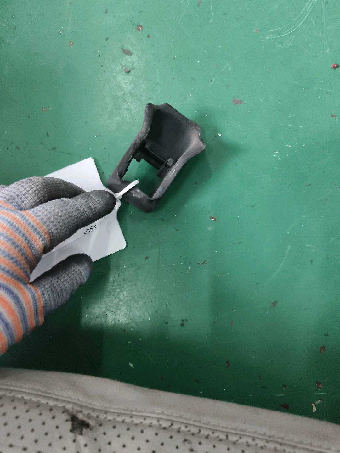 51217070376 前门限位器盖（右）