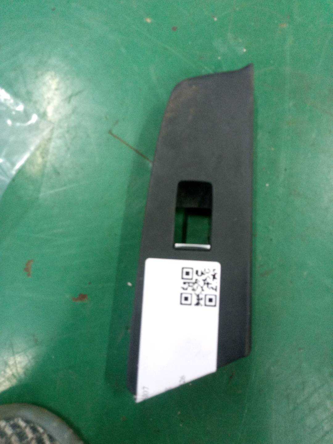 51417438584 前门玻璃升降开关装饰板(右)