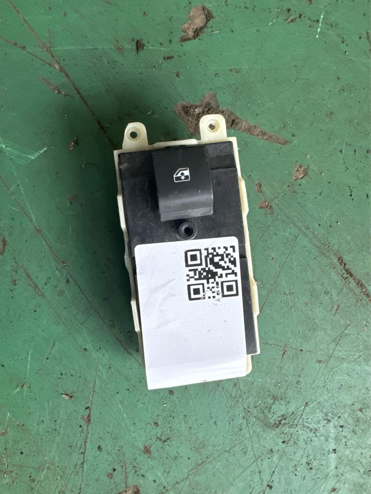 13305370 前门玻璃升降开关(右)
