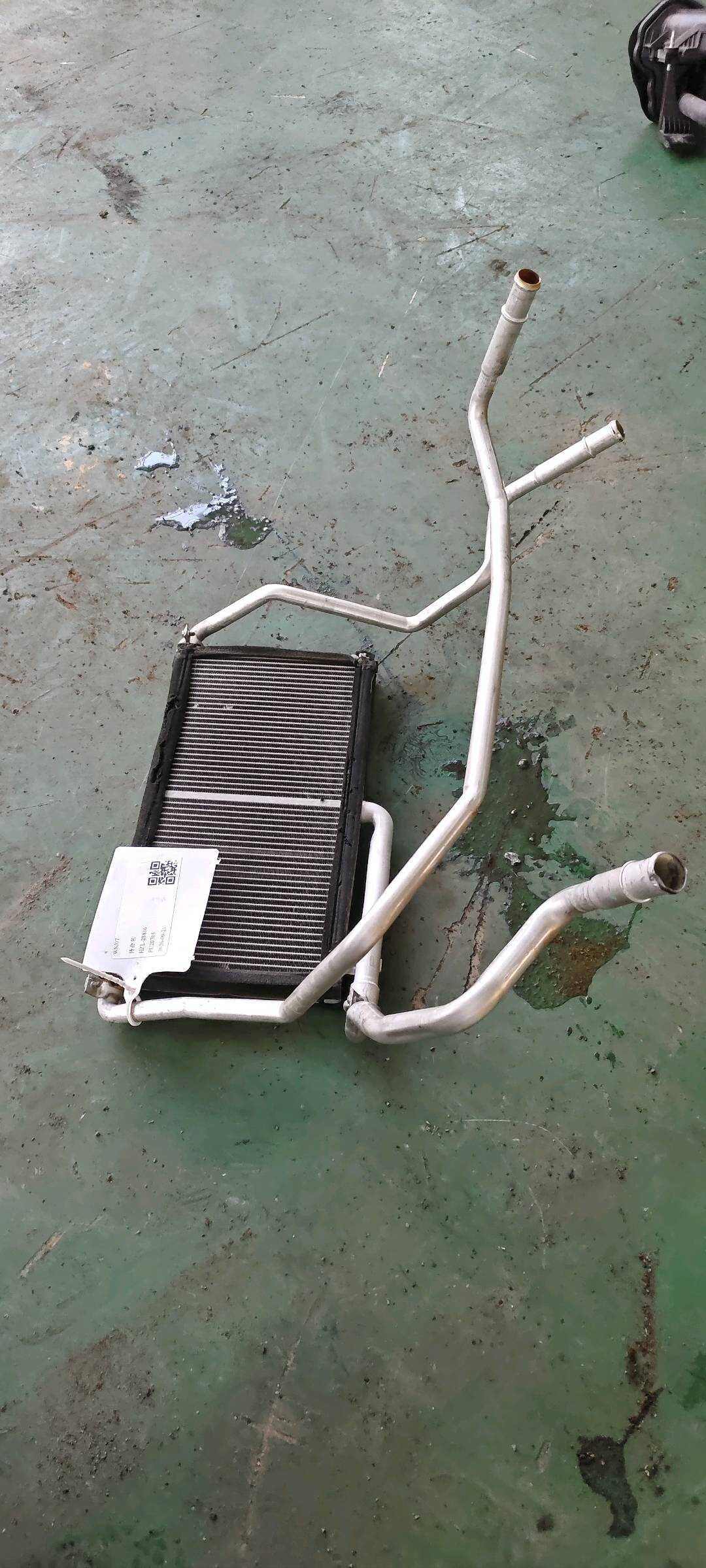 420898037A 暖风散热器