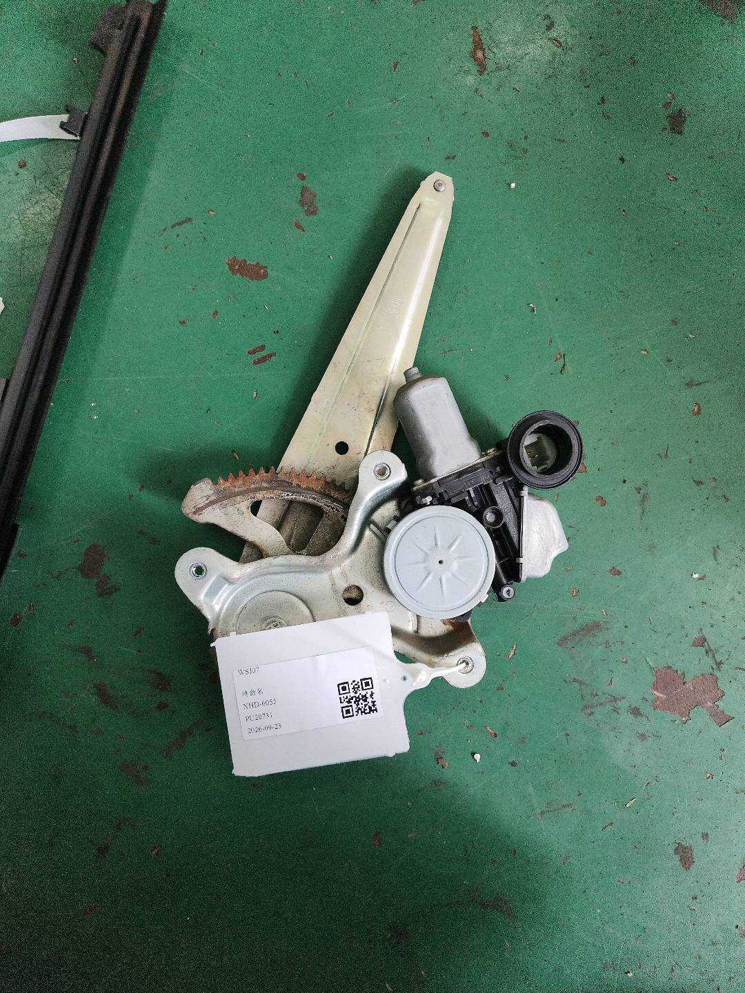 6980322200 后门玻璃升降支架(右)