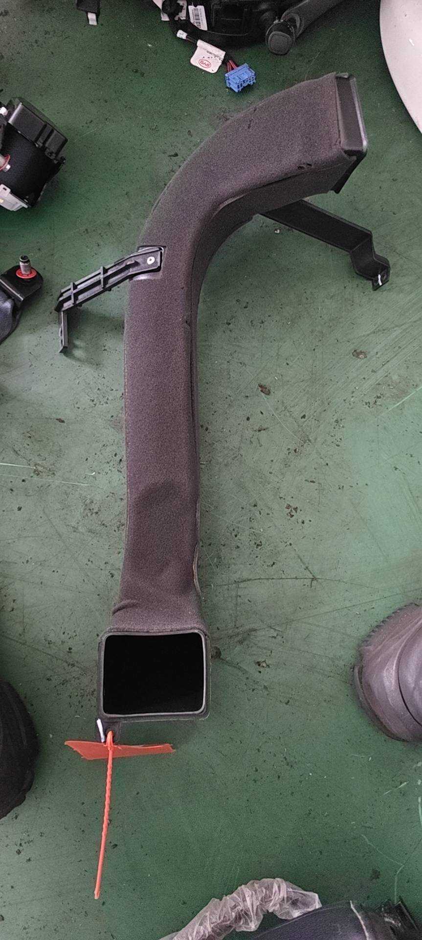MEH8123330 Dashboard Left Face Air Duct Assembly