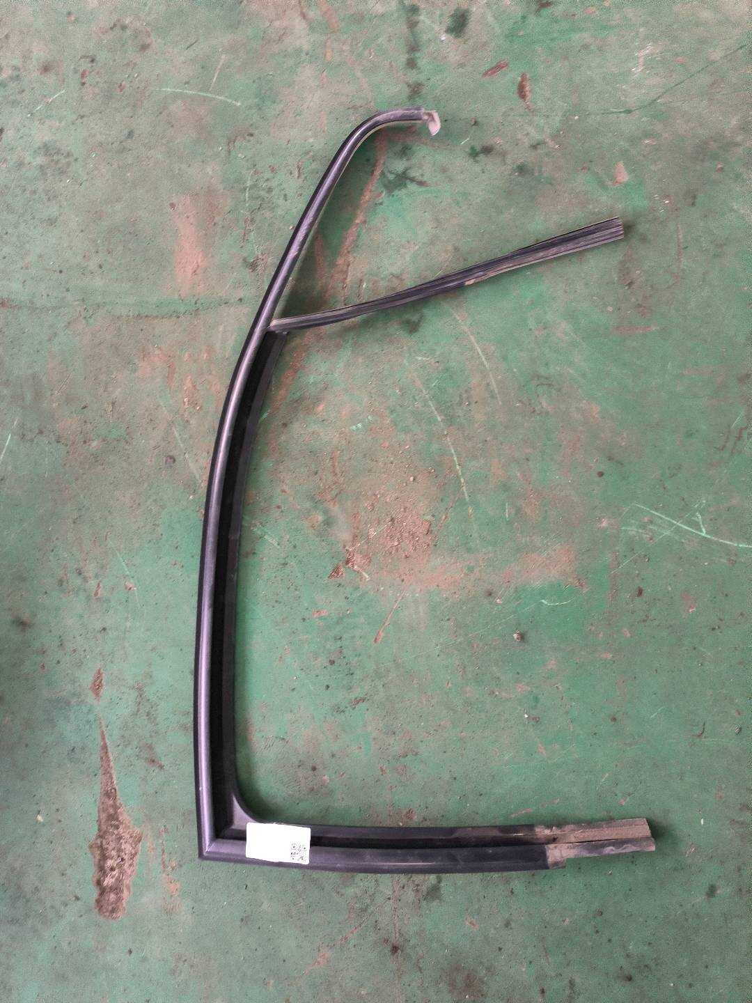 34D839431B 后门玻璃绒槽(左)