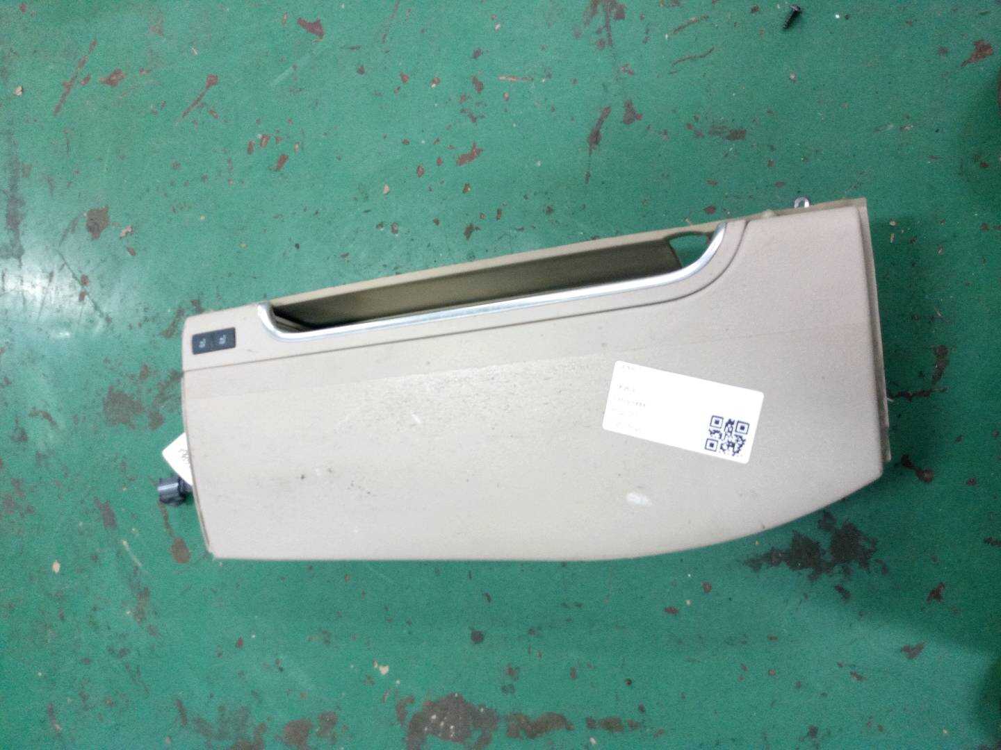 4E4868984 杂物箱及盖板 右后