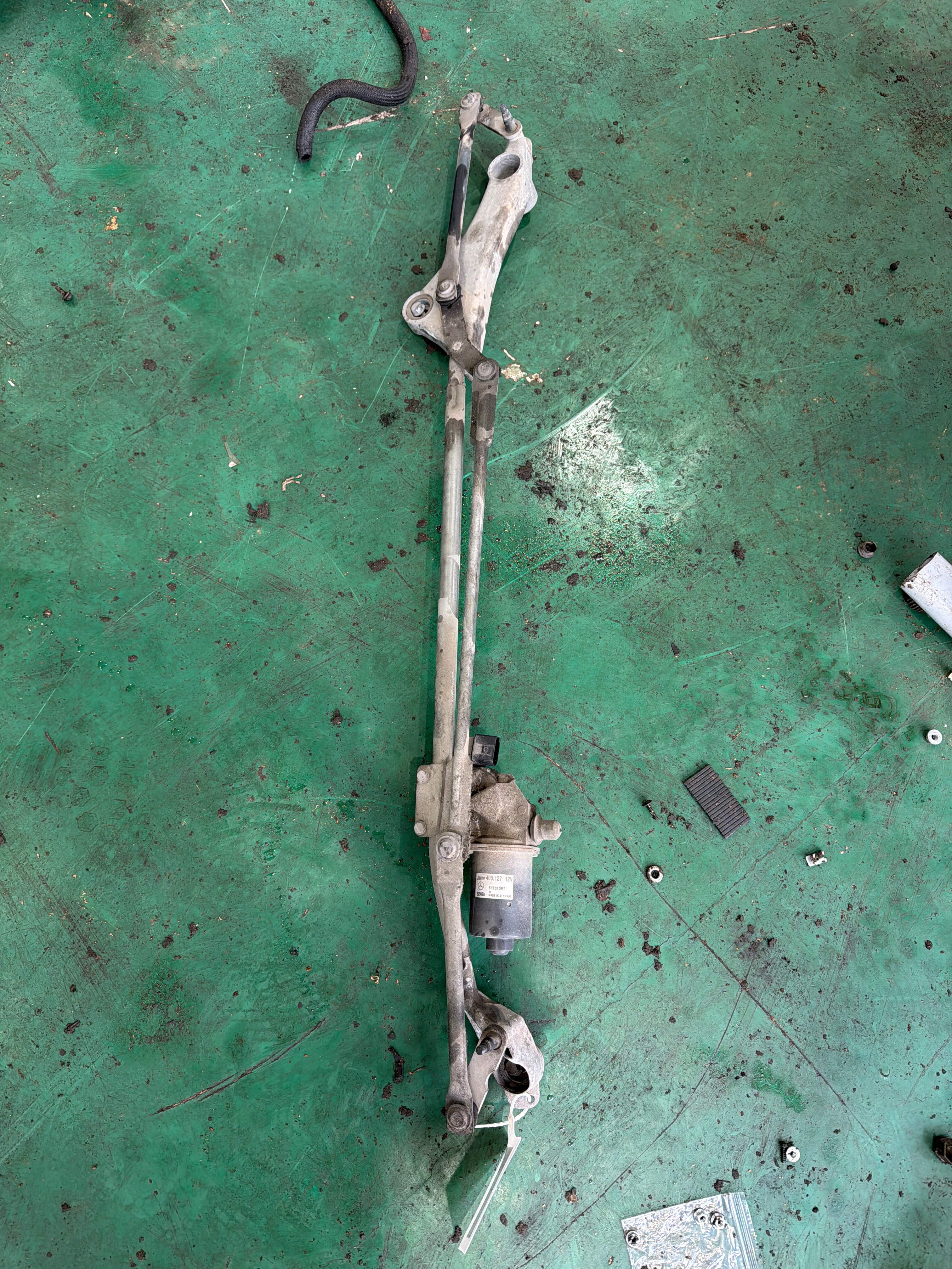 A1698202140 Front Windshield Wiper Assembly
