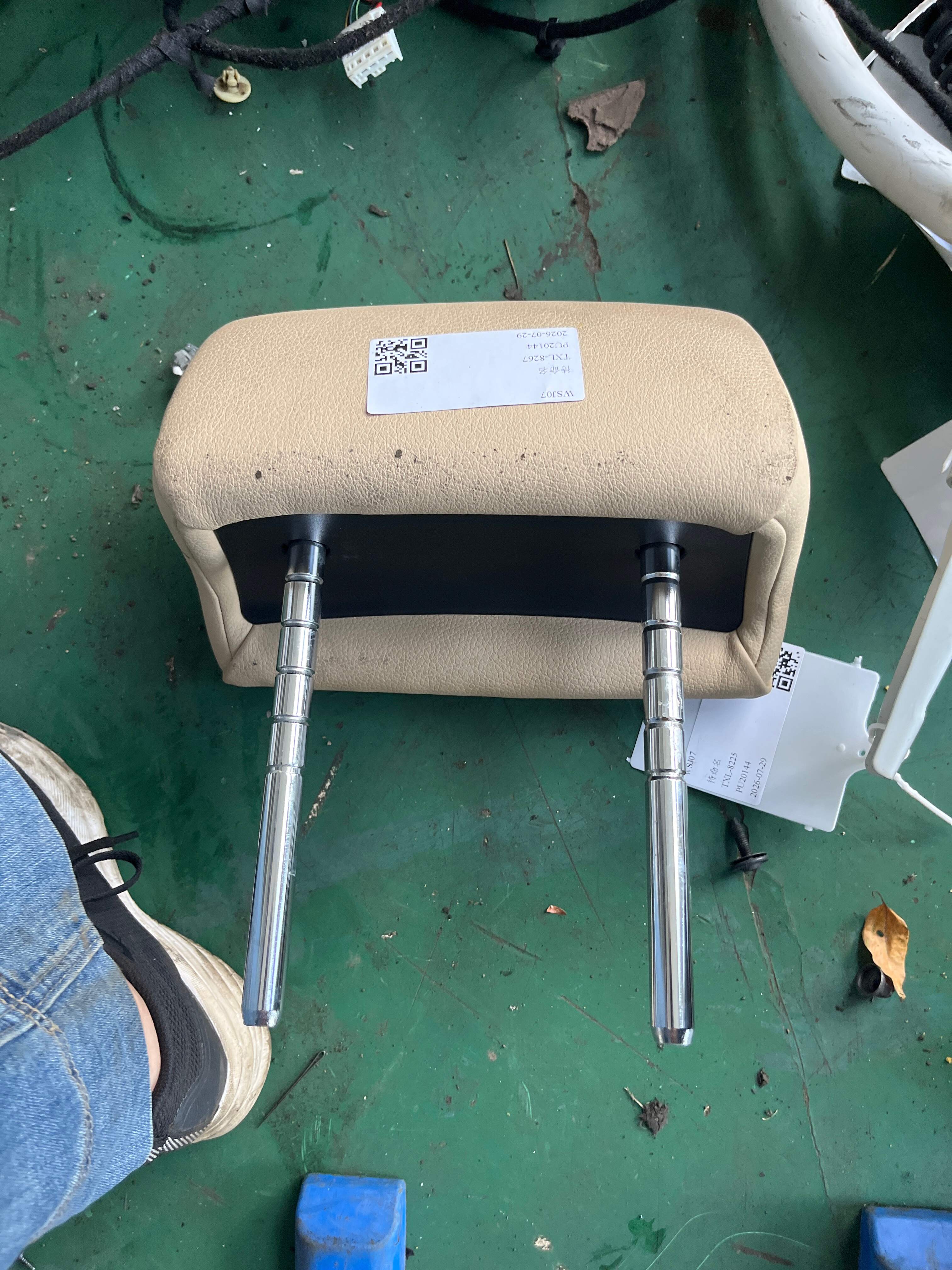 52209175461 后座椅头枕(右)