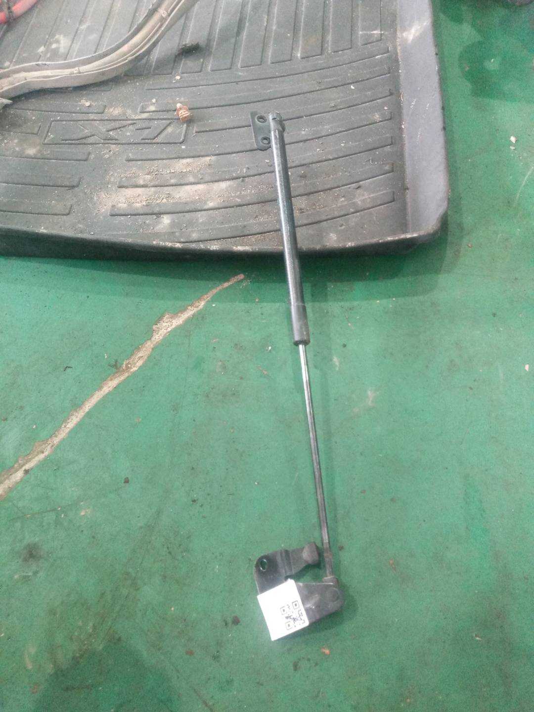 51242990136 尾盖撑杆