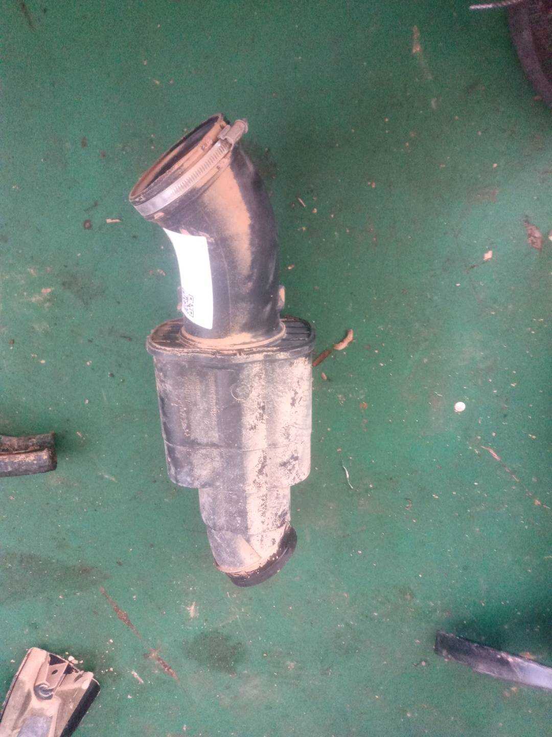 13717612094 空气滤清器出气管(前)
