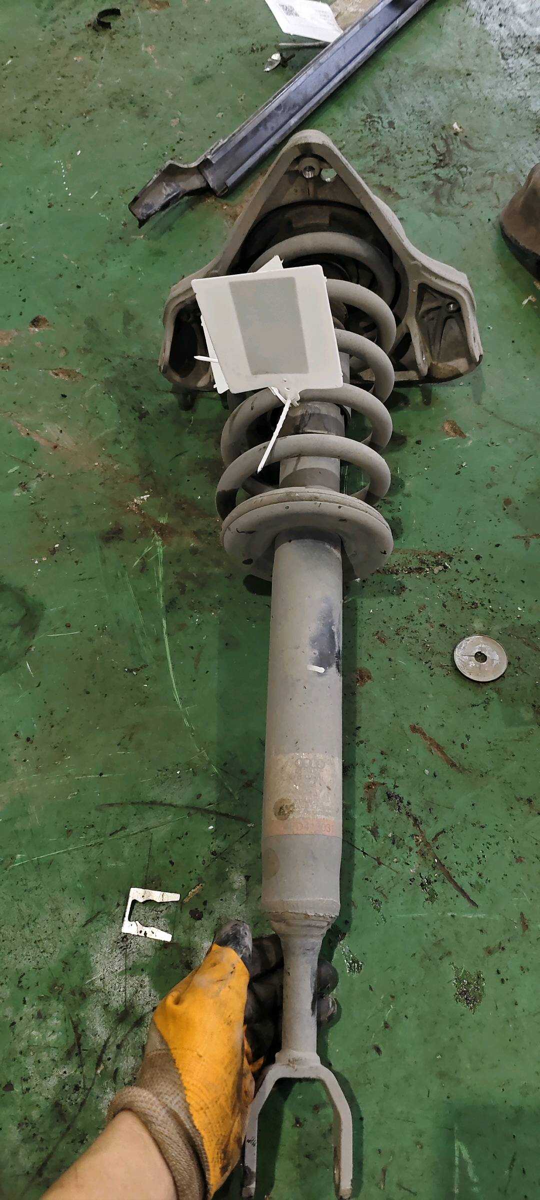 L4F0411105BE 前减震器螺旋弹簧(右)