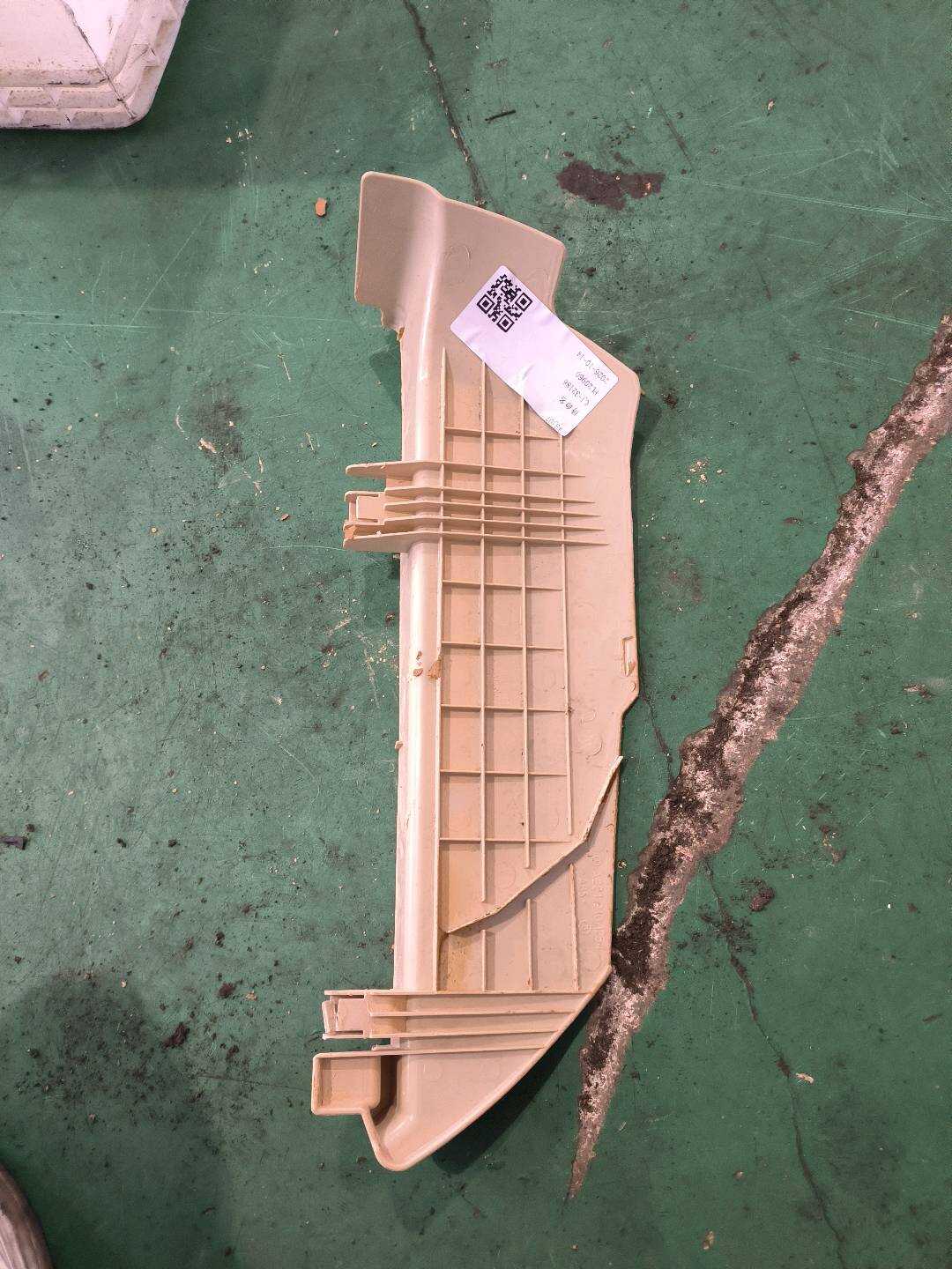 A22191012548L36 驾驶员座椅底座导轨饰盖（右）