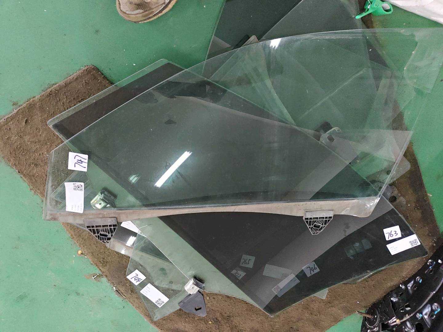 8E0845021D Front Door Glass, Left