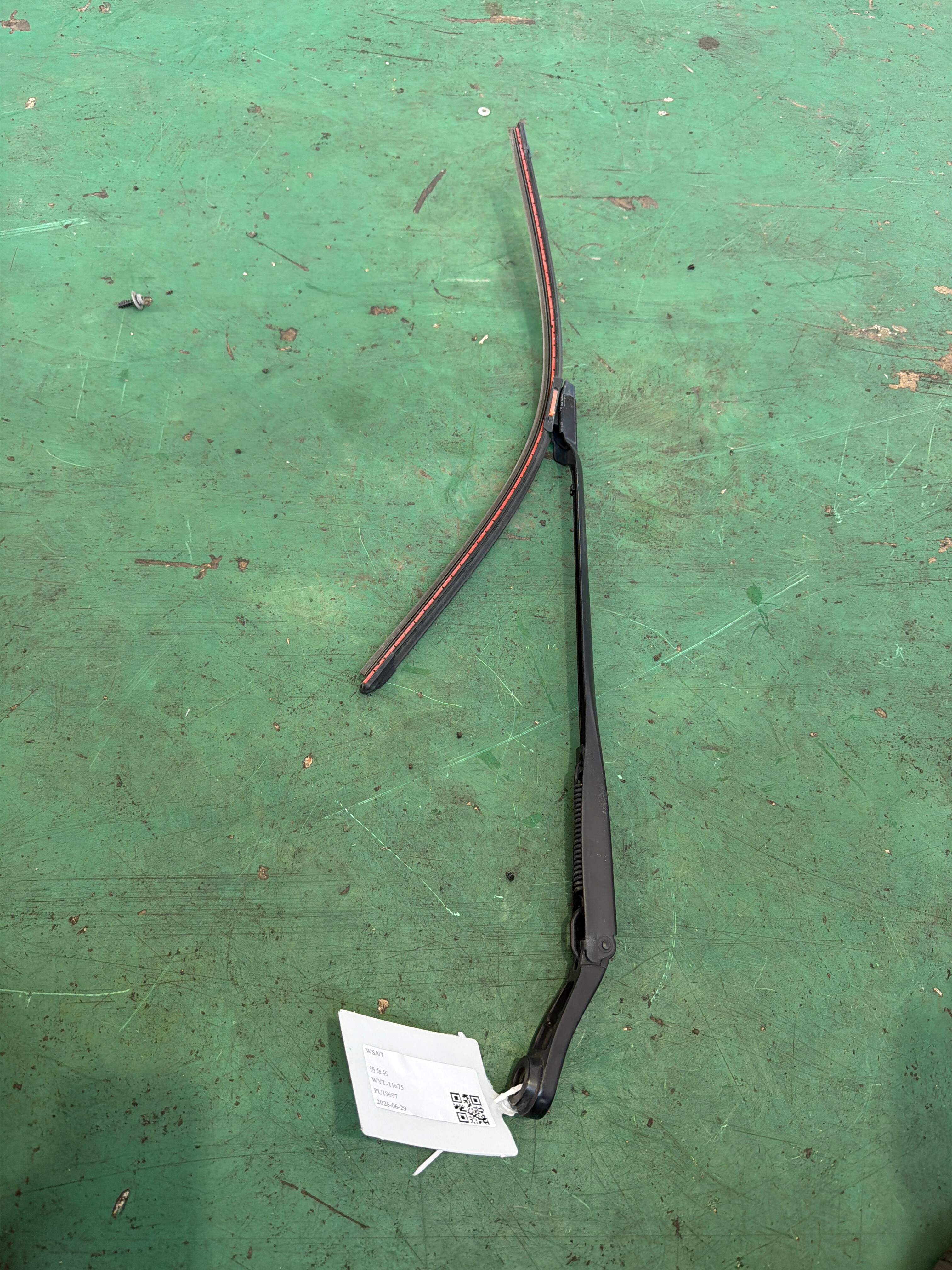 8888220670 Front Windshield Wiper Assembly, Right