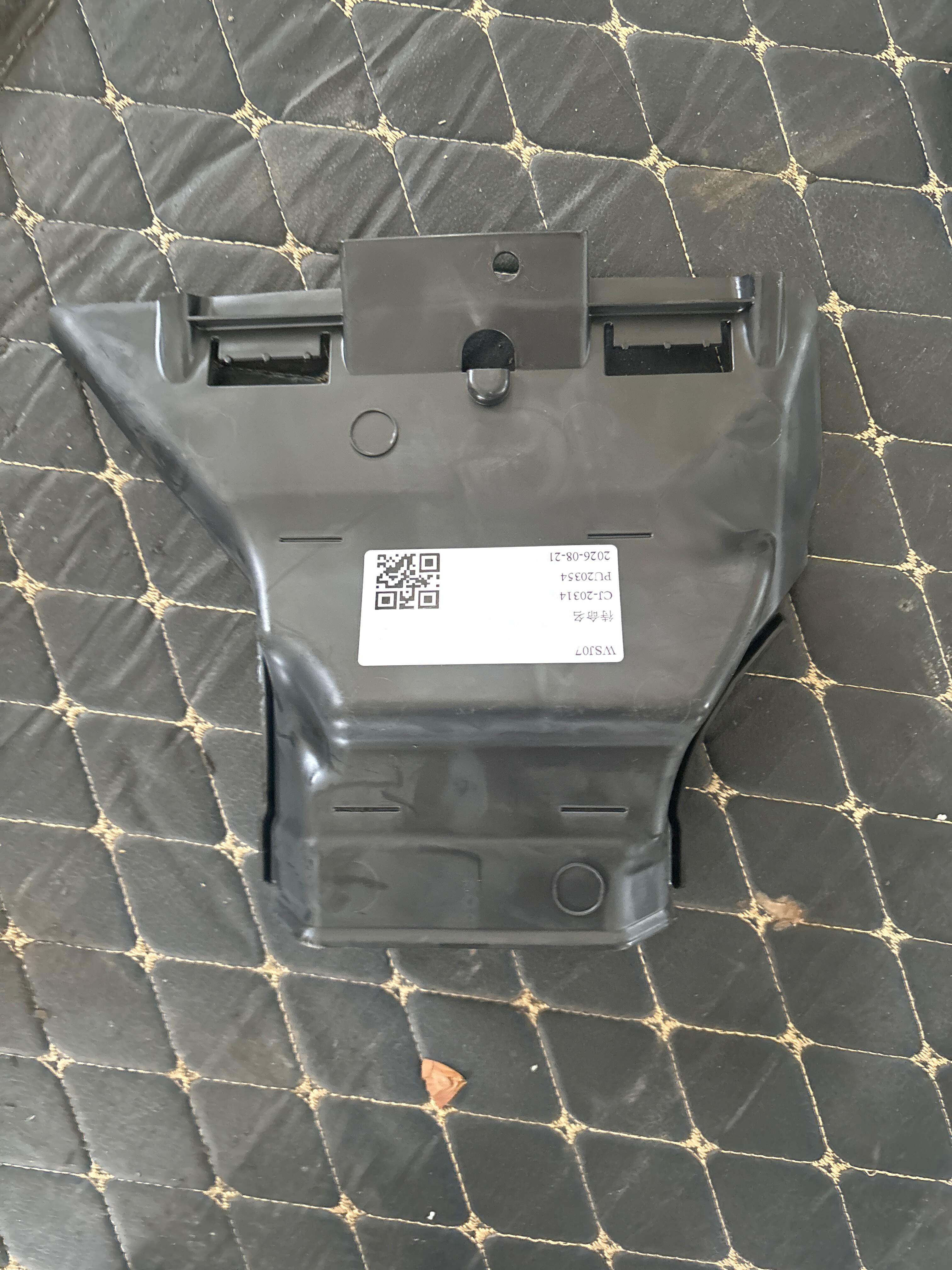 51477458017 Rear Seat Area Air Duct, Rear Left