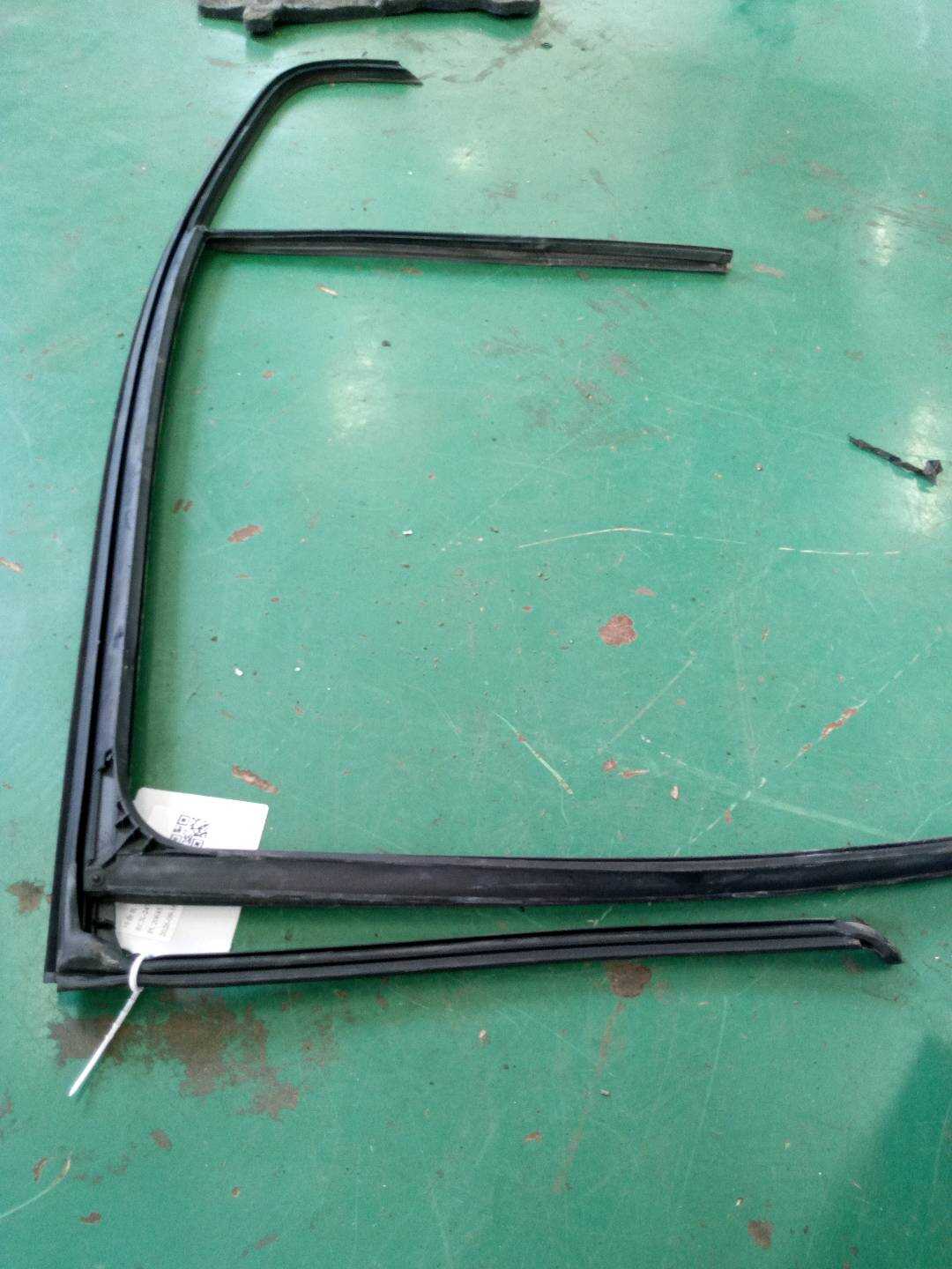 51357414538 后门玻璃绒槽（右）