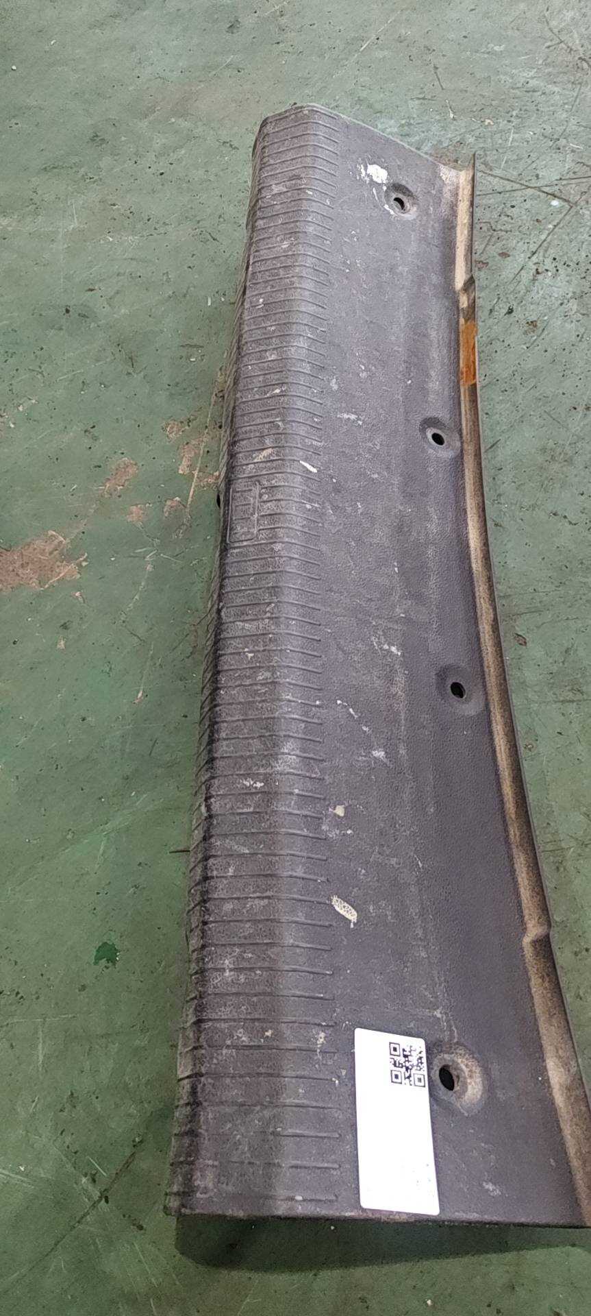 18D863459D 后围板饰板