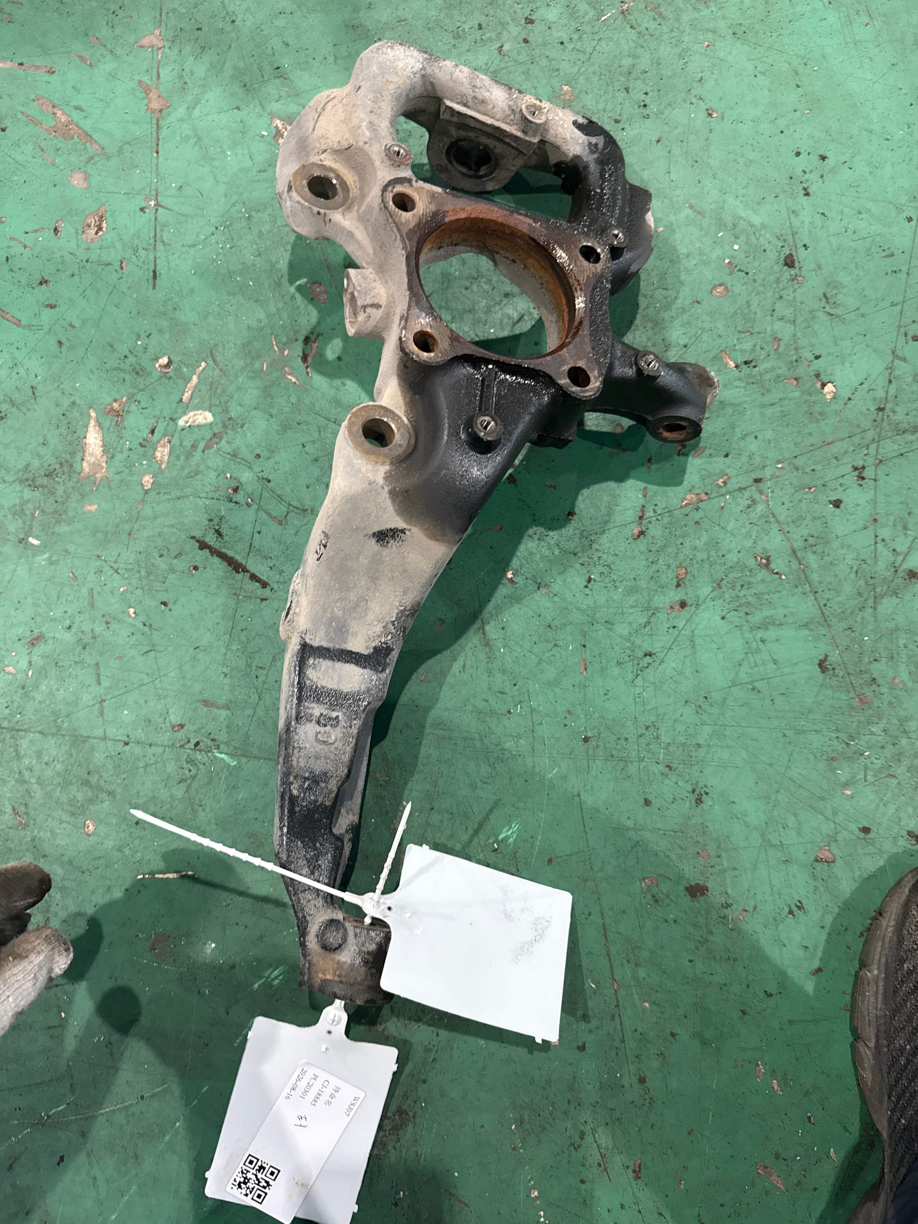 RUB500130 Front Steering Knuckle, Left