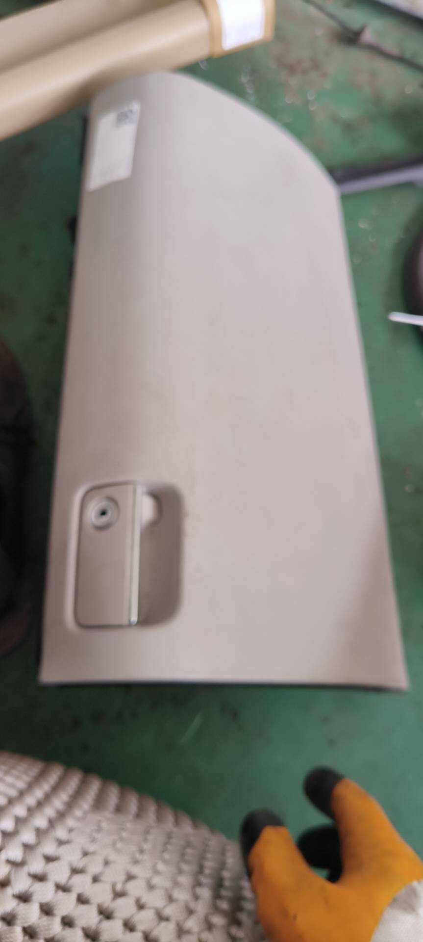 A16468001917H20 Dashboard Glove Box