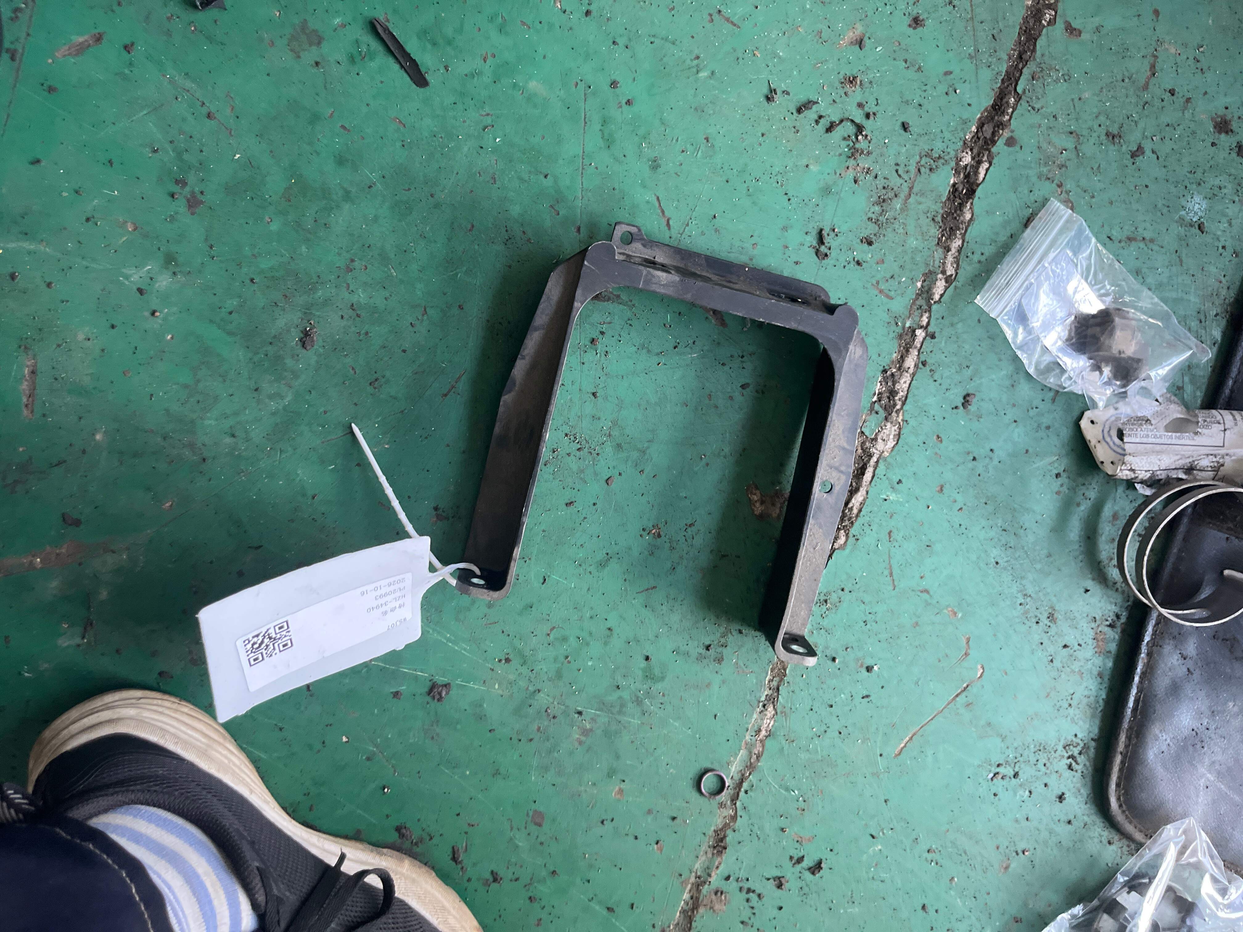 7L0945083B Bracket