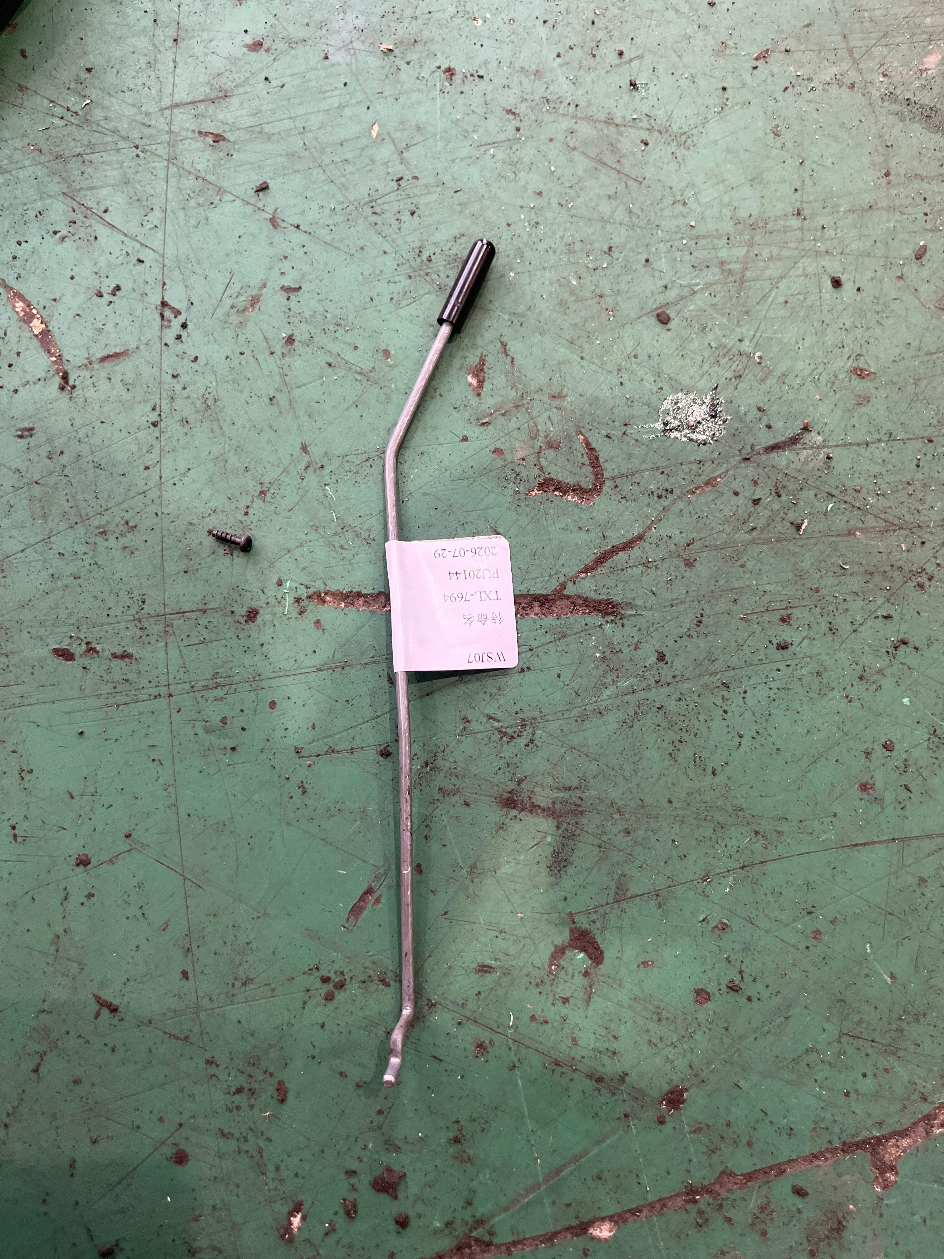 51227175744 后门锁止杆(右)