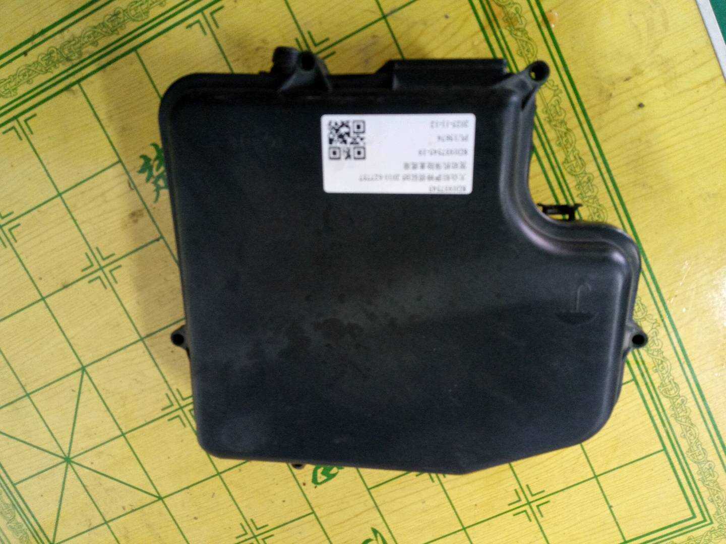 8D1937545 发动机保险盒