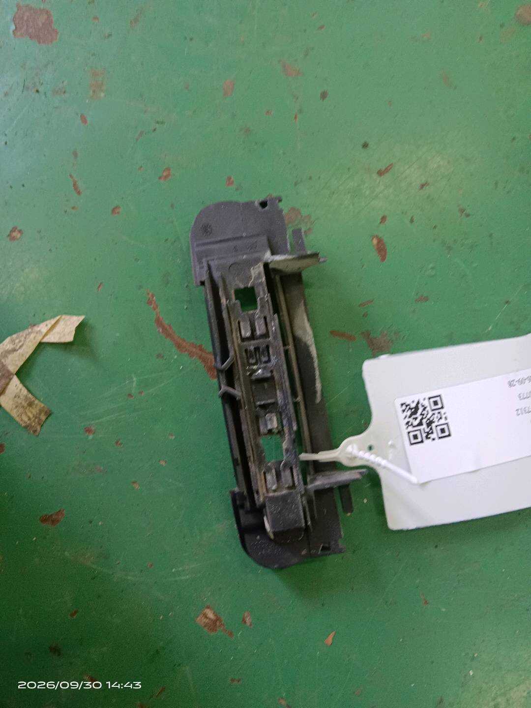 8E1837885A 左门外拉手固定框(左)