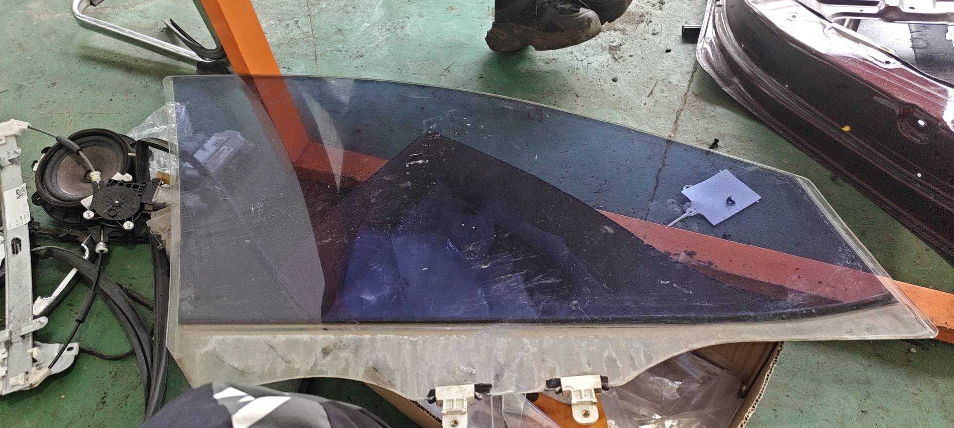 824111X000 前门玻璃(左)