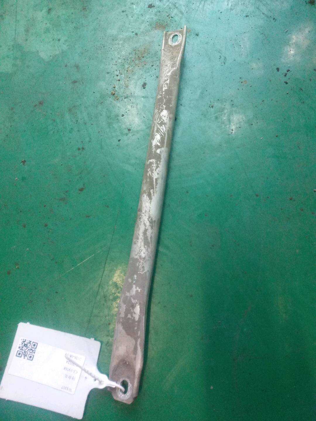 51717180318 发动机仓对角撑杆(右前)