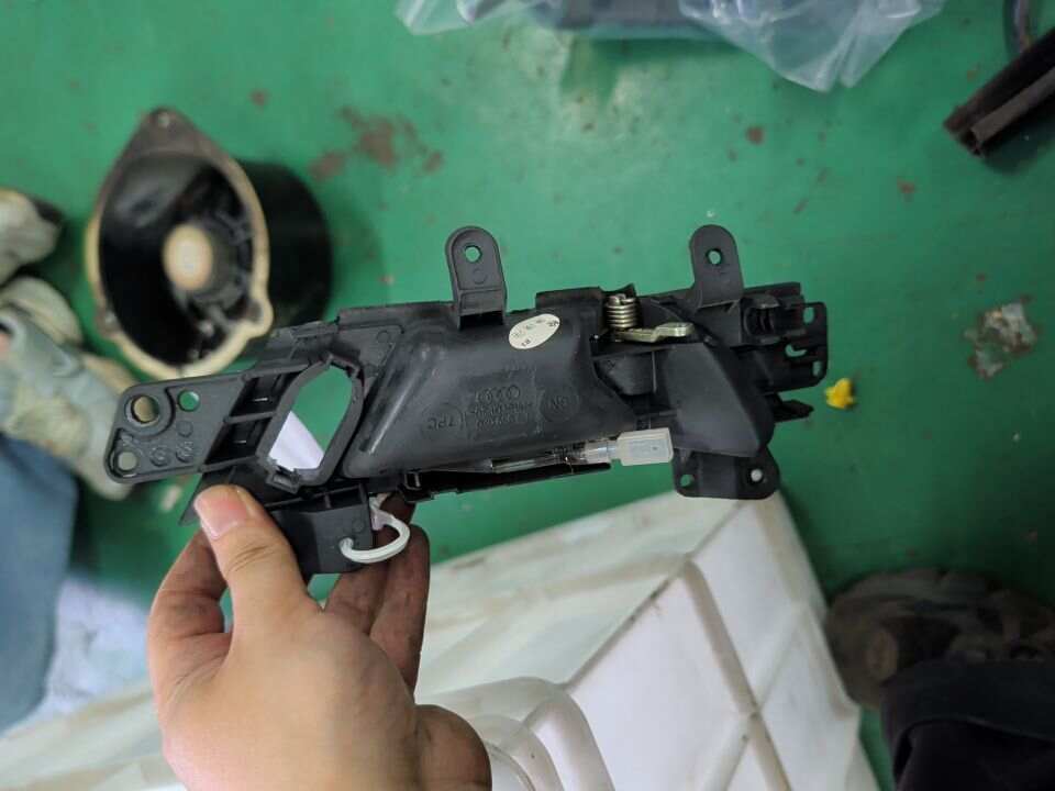 4F0839020E 后门内拉手(右)