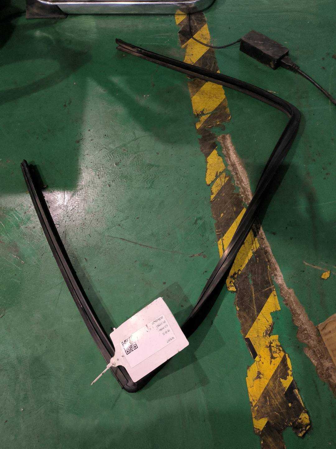 A1697350125 后门玻璃绒槽(左)