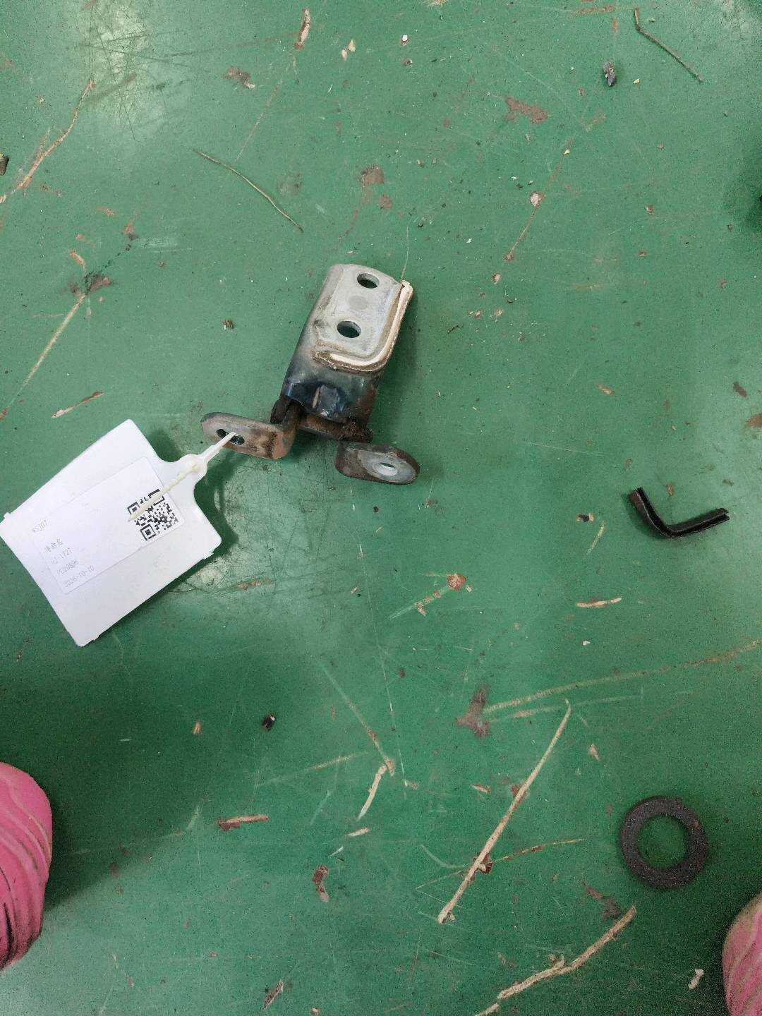 6873035031 前门铰链(右下)