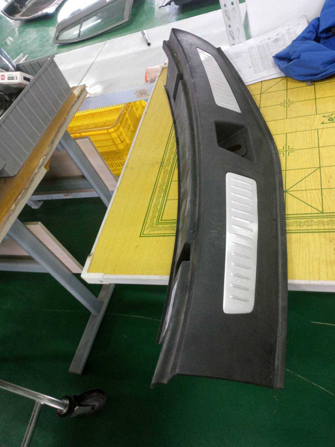 84093248 后围板饰板