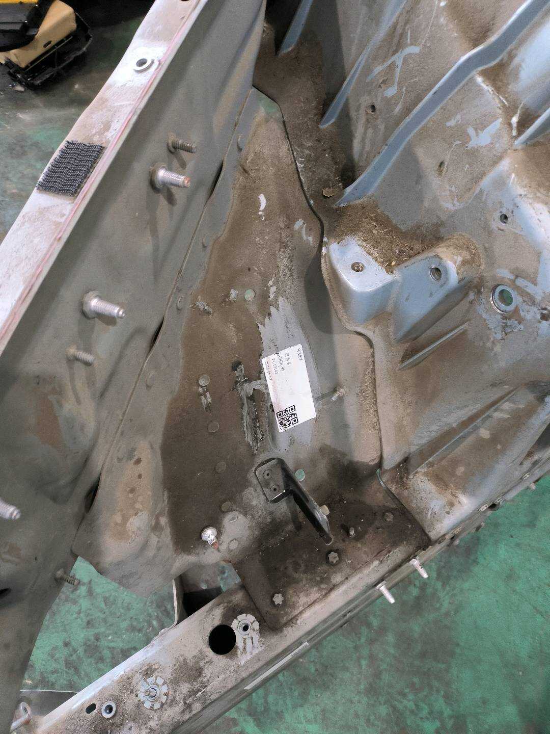 P0004101ELPOSAI 前减震器座连接板总成 - 右