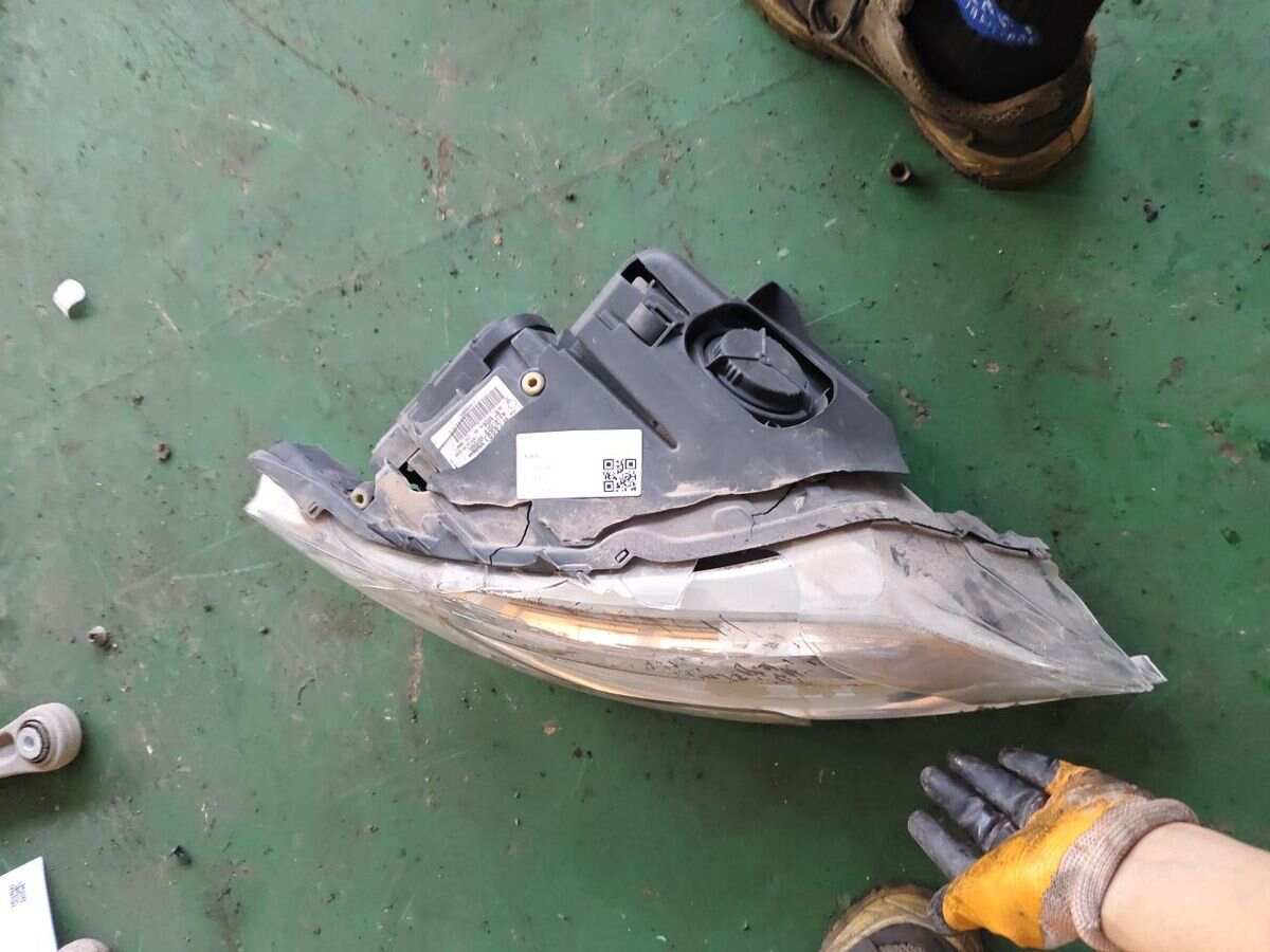 4L0941030B 前大灯半总成(右)