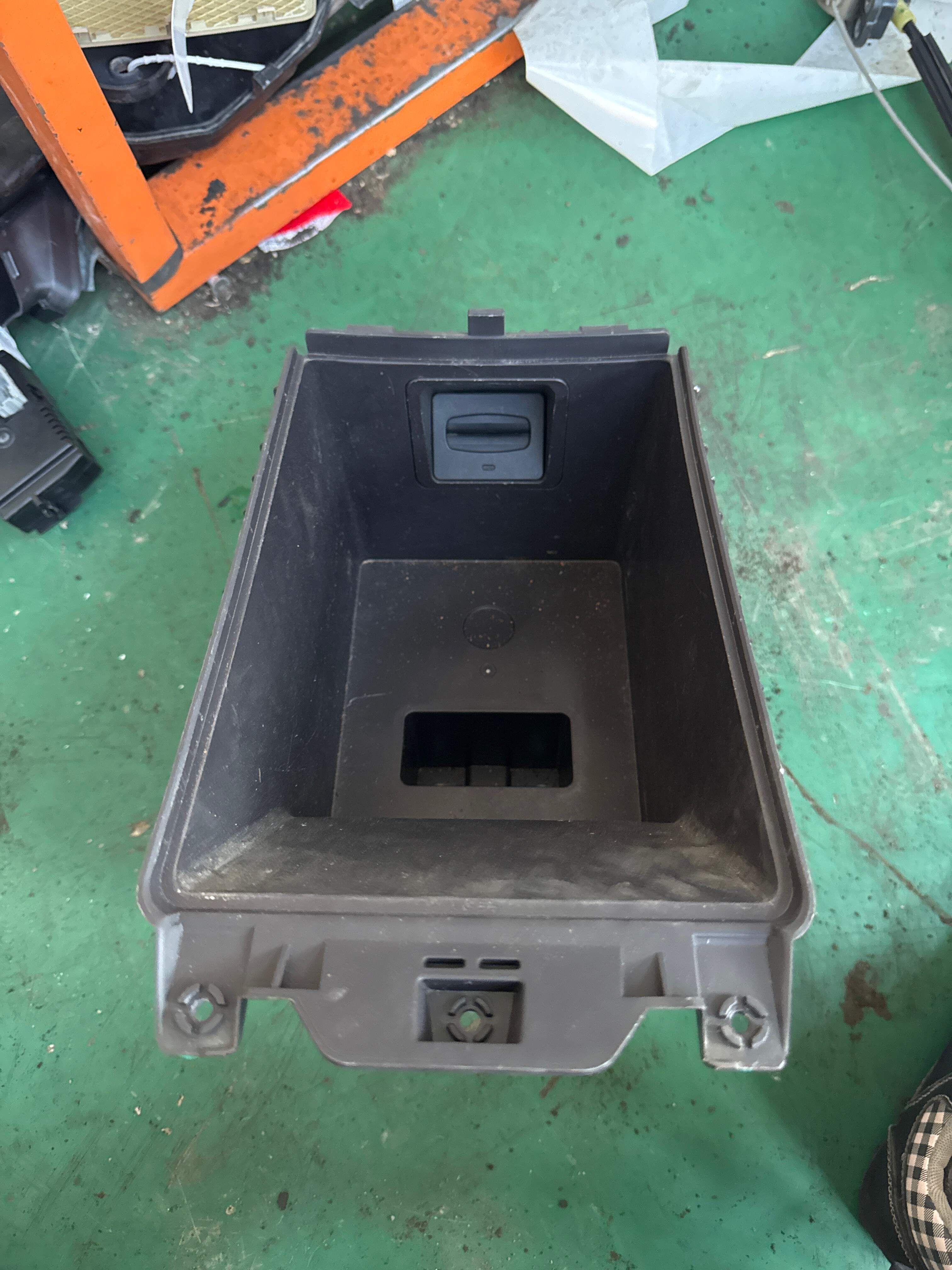 846323S200HZ 中央控制台杂物箱