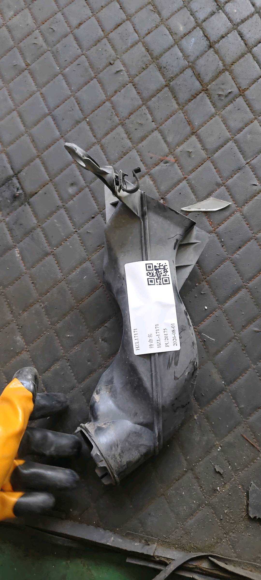 51317355437 前风挡雨水收集器排水管（左）