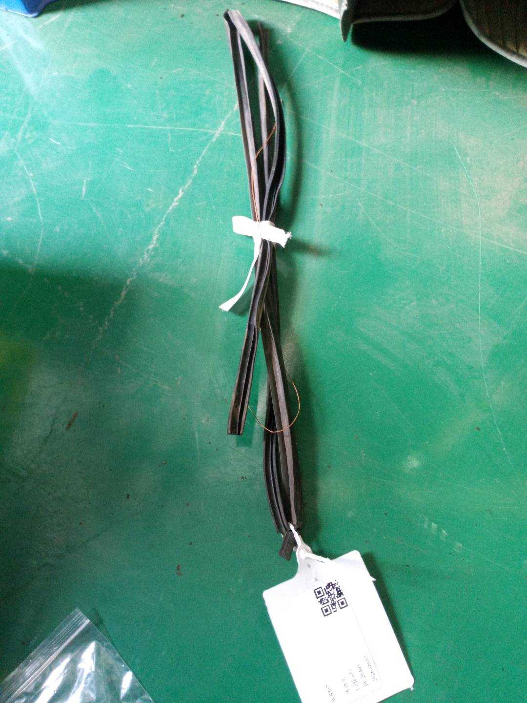 97053657601 后门玻璃绒槽(右)