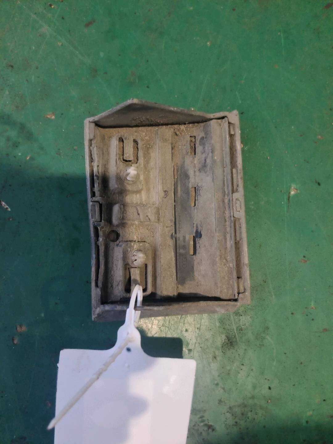 8R0854960C 前叶子板饰板(右下)