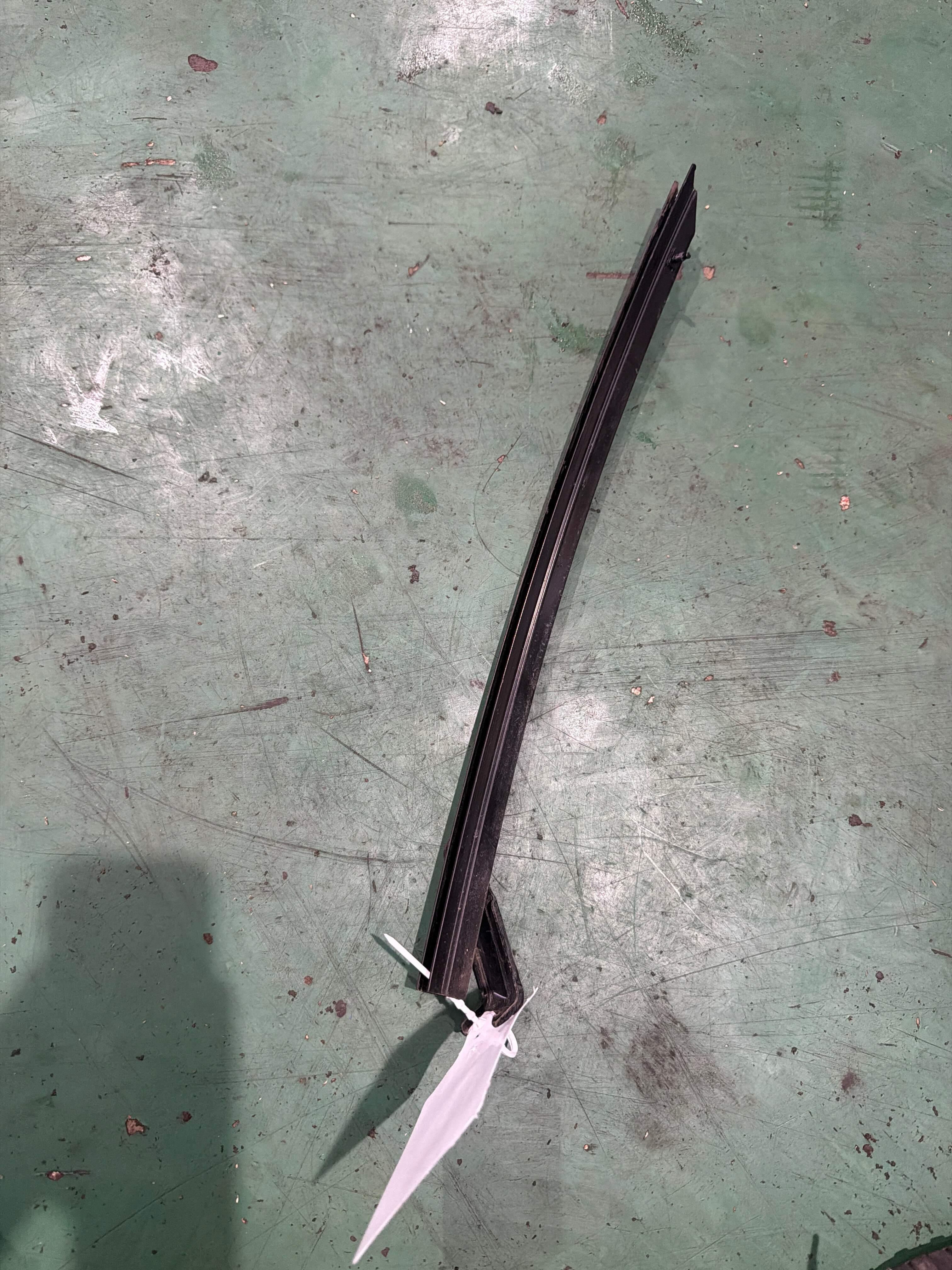 822161CA0A 后门玻璃导轨(右后)