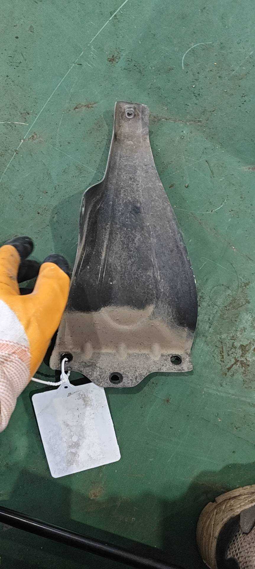1018063614 Rear Bumper Right Bracket