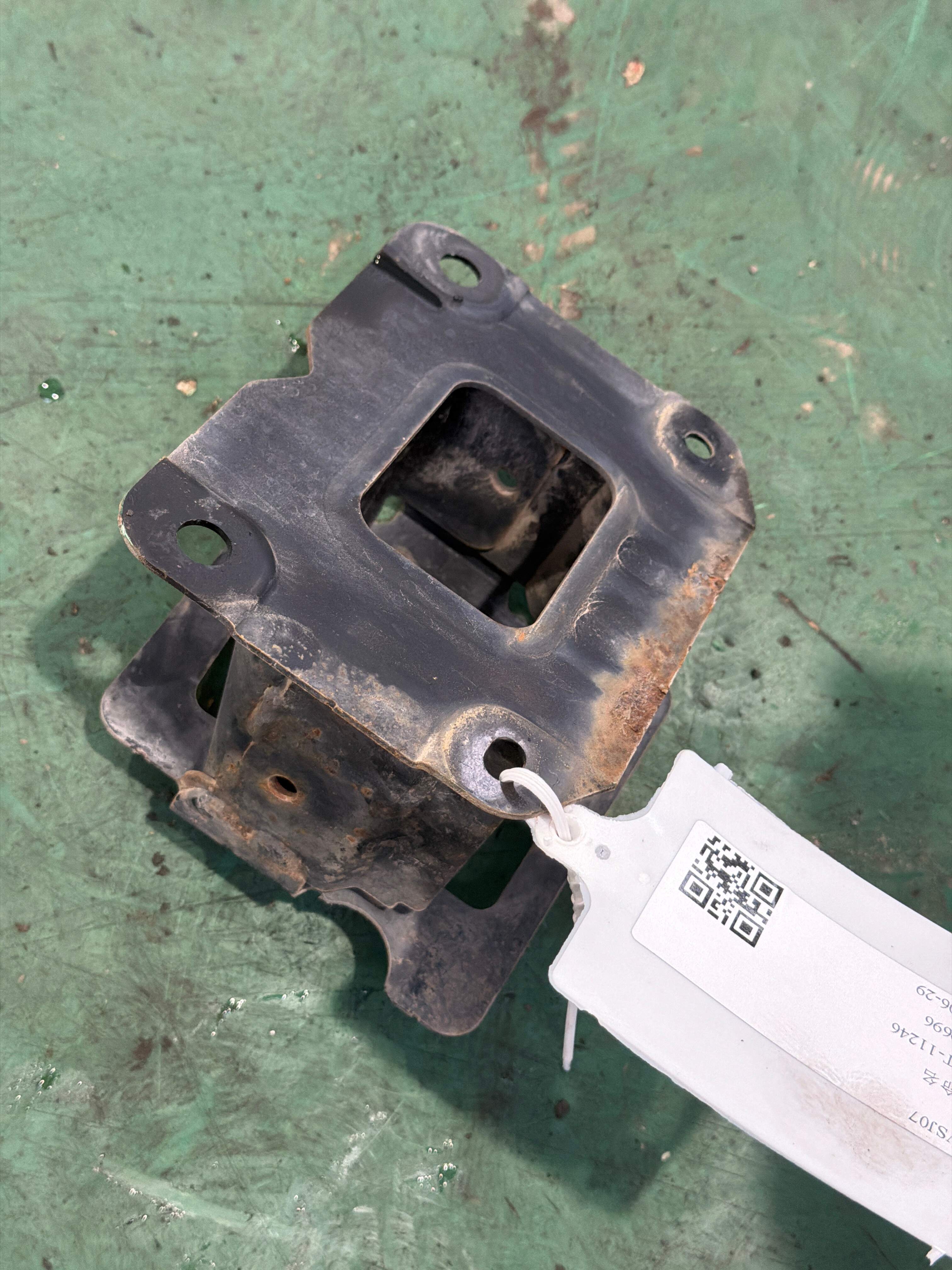 852111CA0A 后保险杠骨架支架(左)