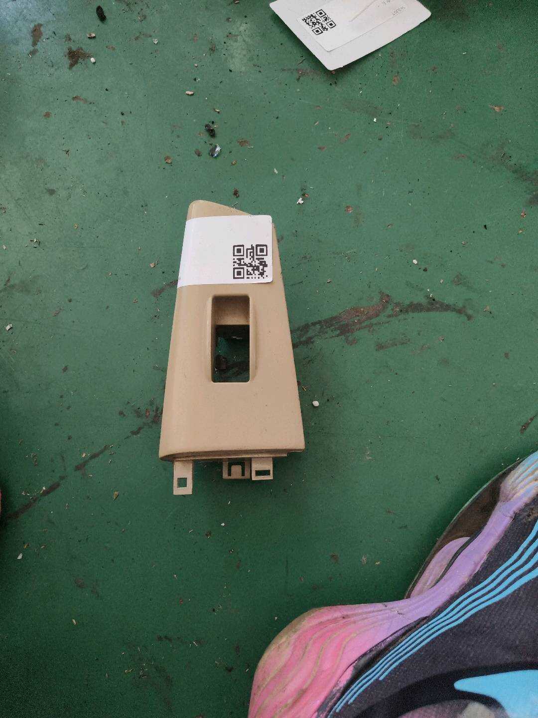7427212020A1 后门玻璃升降开关装饰板(左)