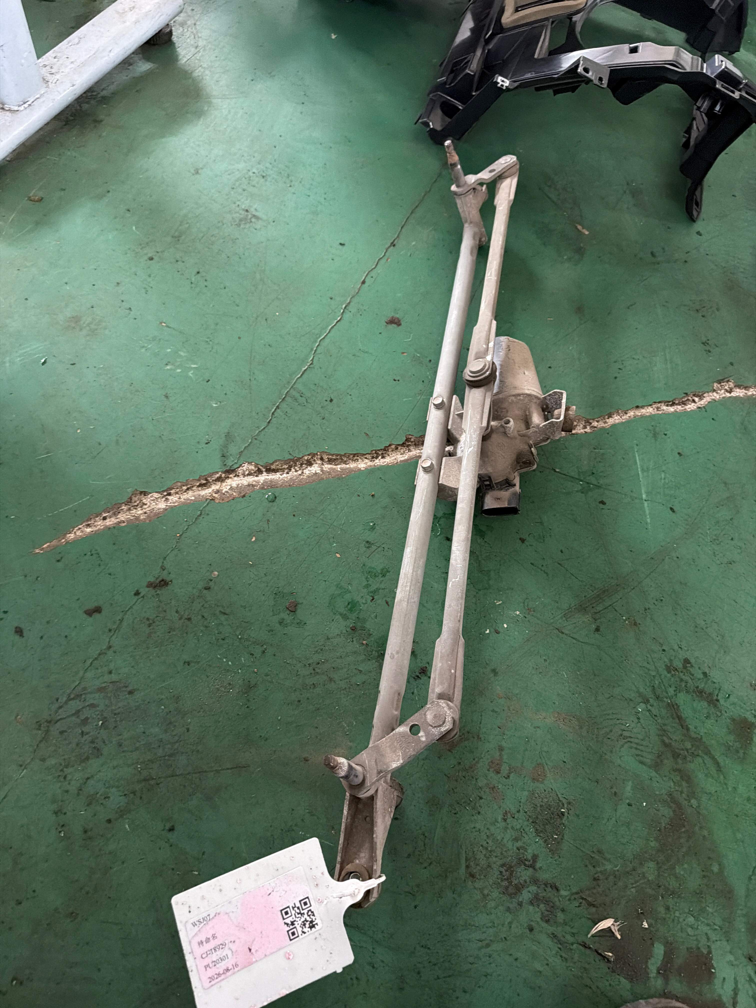 DLS500040 Front Windshield Wiper Assembly