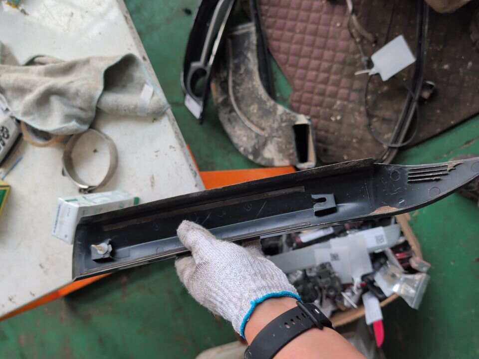 6279176010 右侧角窗上防护条